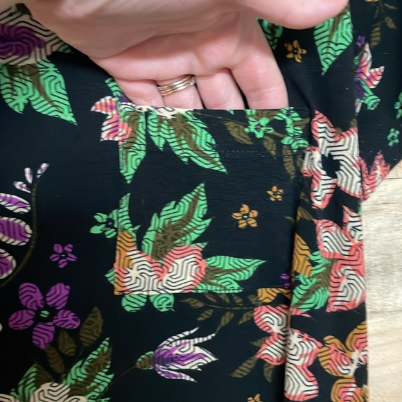 LulaRoe size XS Color Floral Black Carly High-low Short Sleeve Dress with pocket - Picture 3 of 7